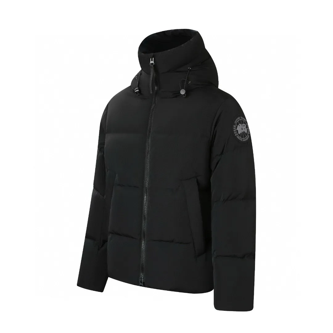 P1010 [Exclusive supply] Canada Goose Black Label Badge Hooded Down Jacket (Black) The high-quality filling is made of 90 national standard high-quality white duck down, selected high-loft velvet, weighing 240g, light and warm, with excellent temperature locking performance and good resilience. The fabric is woven with 400T high-count yarn. After special water-repellent treatment, the surface forms a lotus leaf effect - raindrops will slide down like beads, and snow particles will fall off when touched. The tear resistance reaches 200N (approximately 20kg load-bearing), the light gray matte texture breaks the stereotype of "outdoor clothing = hardcore", and the soft luster presents a high-end matte effect under urban neon lights, seamlessly switching scenes from ski resorts to CBD office buildings. The ribbon is woven with polyester as the base, and the brand letters are decorated on the ribbon through high-precision computer embroidery. The edges of the pattern are clear, the stitches are fine and even, and multiple layers of embroidery thread are stacked to enhance the three-dimensional effect. Precision thread reinforcement prevents linting and ensures the fluffy and resilient elasticity lasts as new. The embedded cuffs are three-dimensionally woven to form a "wavy" elastic structure, which forms natural folds when fitting the wrist, increasing the contact area with the skin, thus improving the windproof effect. At the same time, micro-velvet treatment is added to the inside of the cuffs, which feels like a second layer of skin and avoids friction on the skin from metal zippers or hard fabrics. Size:S-M-L-XL